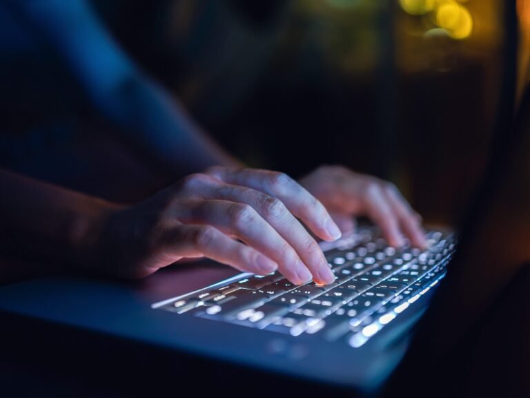 Remote contract workers share their red flags for sorting through scams