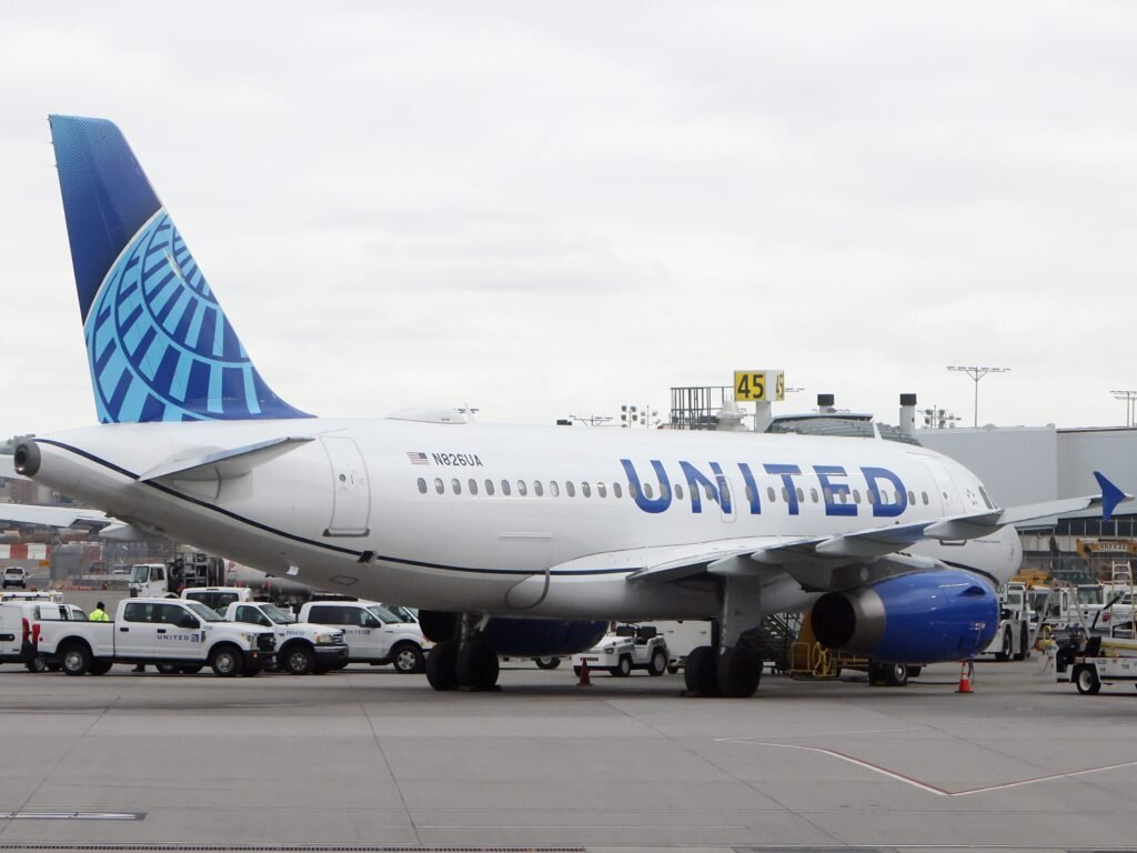United Airlines is apologizing to a mother who accused the crew of trying to make her take off her 2-year-old son's ventilator