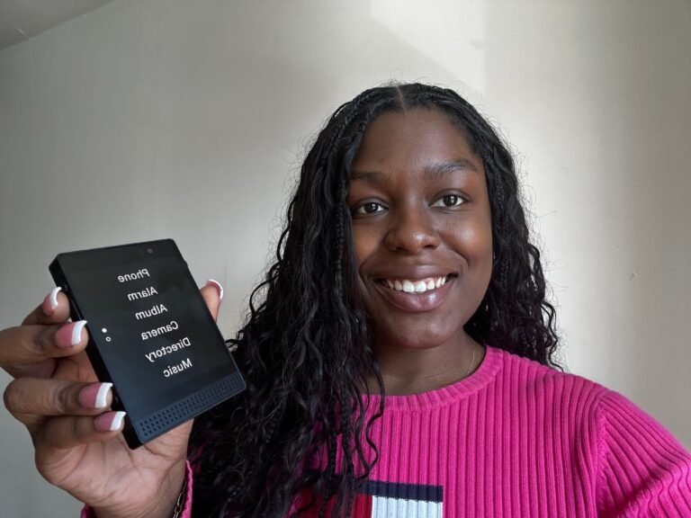 I tried out a premium 'dumb' phone that costs more than a new iPhone. Here's how its camera shapes up.