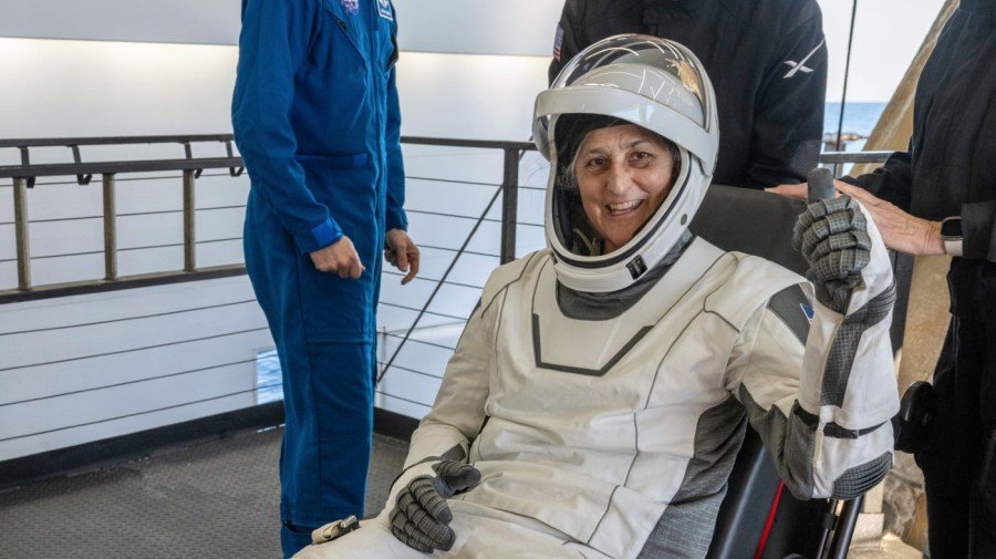 Trump suggests paying overtime to astronauts back from space