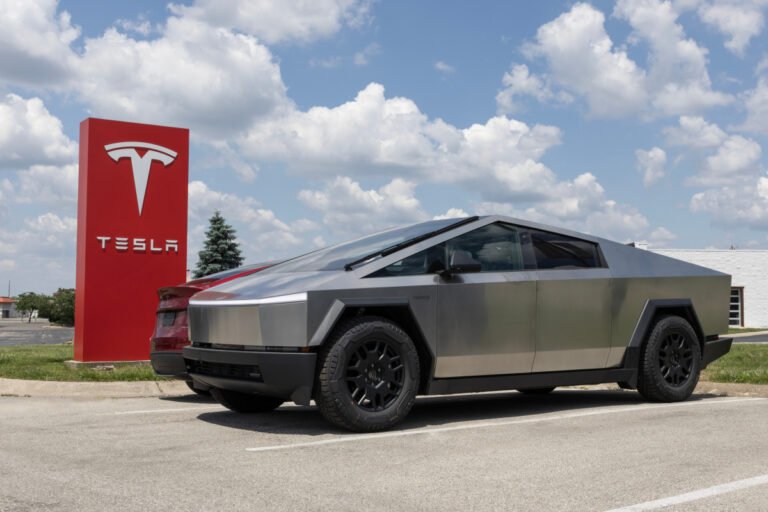 Tesla offering insane perks as sales dry up