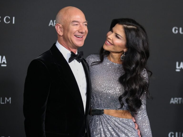 Meet Lauren Sánchez, Jeff Bezos' fiancée who went to space with an all-female crew