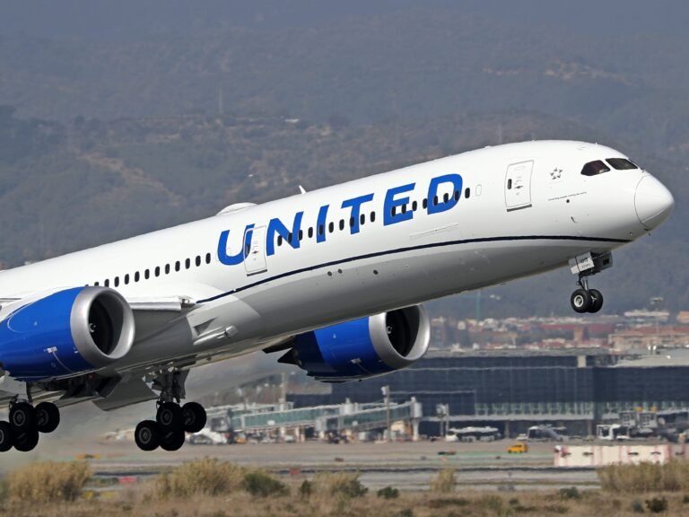 4 cabin crew and a passenger were injured when their United Airlines flight was hit by severe turbulence