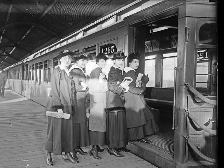Vintage photos show what commuting to work looked like 100 years ago