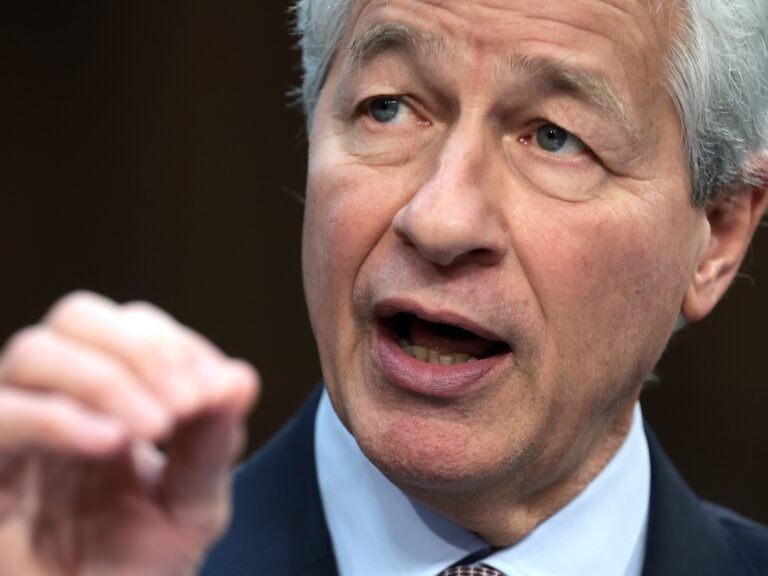 Jamie Dimon reveals his top workplace pet peeves, from relying on jargon to airing grievances after the meeting has ended