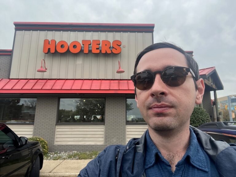 I visited Hooters and saw why the chain is facing bankruptcy
