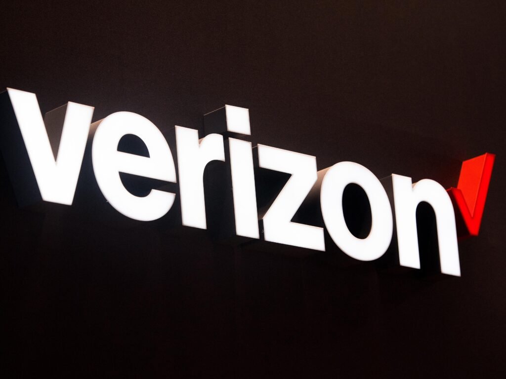 Verizon blames government spending cutbacks for its poor phone subscriber numbers