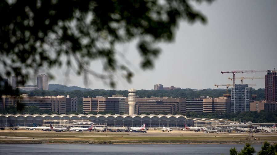 Lawmakers say airplanes bumped each other on runway at National Airport