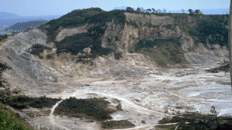 Deflected Dikes Perturb the Plumbing System