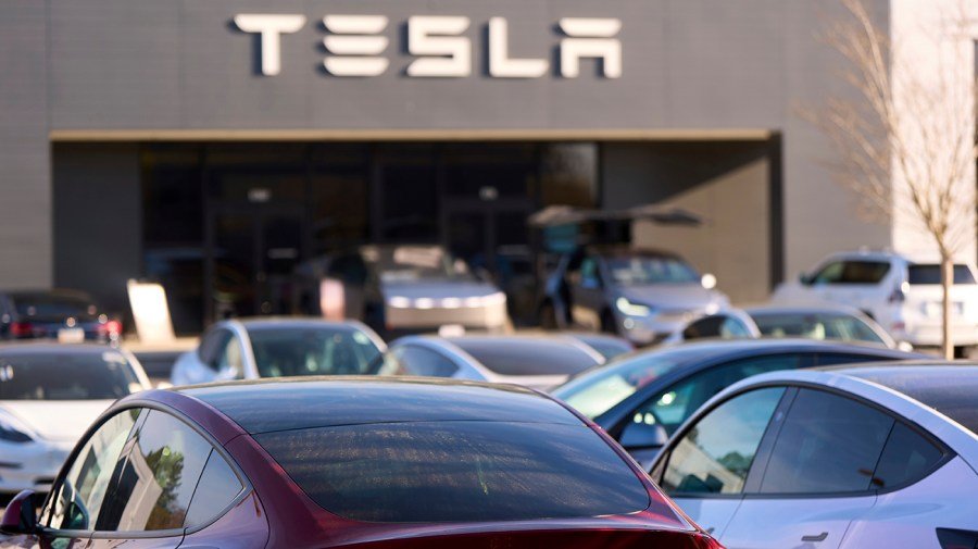 Tesla settles wrongful death case involving one of its EVs