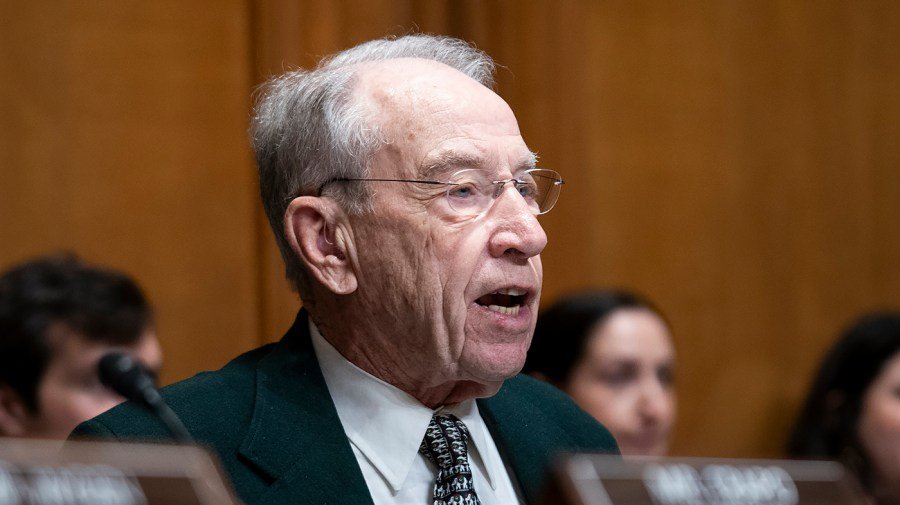 Trump threatens to veto Senate bill limiting his tariff power