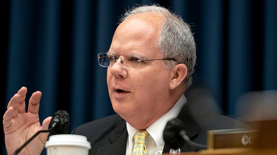 HHS staff to brief House committee following massive agency layoffs