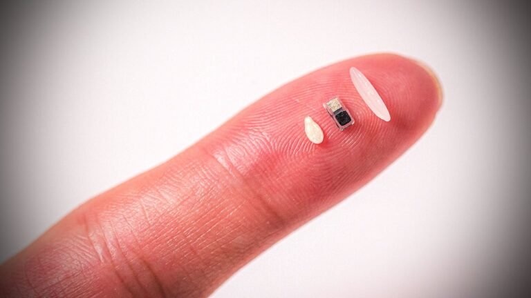 This new pacemaker is smaller than a grain of rice