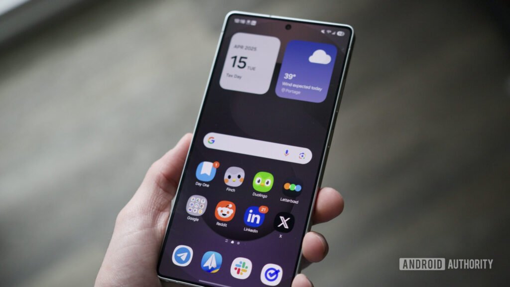 Samsung’s One UI 7 rollout could go on even when others start receiving Android 16