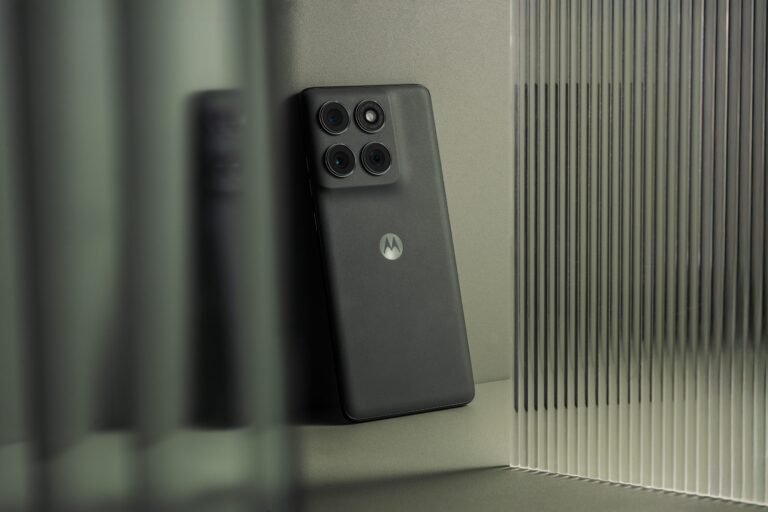 This $549 Motorola Phone Has Features That Would Make a Galaxy Cry