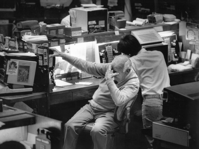 10 vintage photos show how the Black Monday stock market crash unfolded
