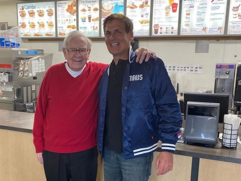 Here's how business leaders like Bill Gates and Mark Cuban are reacting to Warren Buffett stepping down
