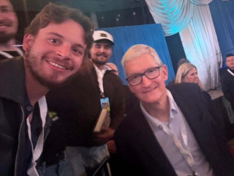 I spent 8 hours in the cold to see Warren Buffett speak. I witnessed his retirement bombshell — and met Tim Cook and Hillary Clinton.