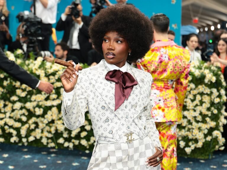 Grammy-winning rapper Doechii was criticized for swearing at her assistants. Instead of apologizing, she stood up to her fans.