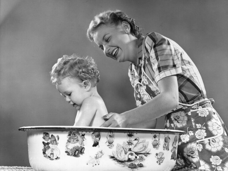 15 vintage photos show how motherhood has changed in the US