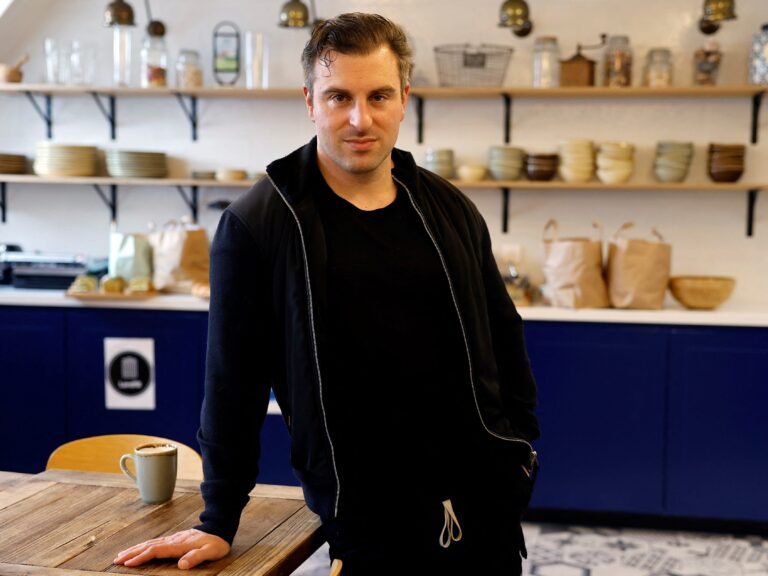 Airbnb CEO Brian Chesky lays out the 3 key differences between founders and managers