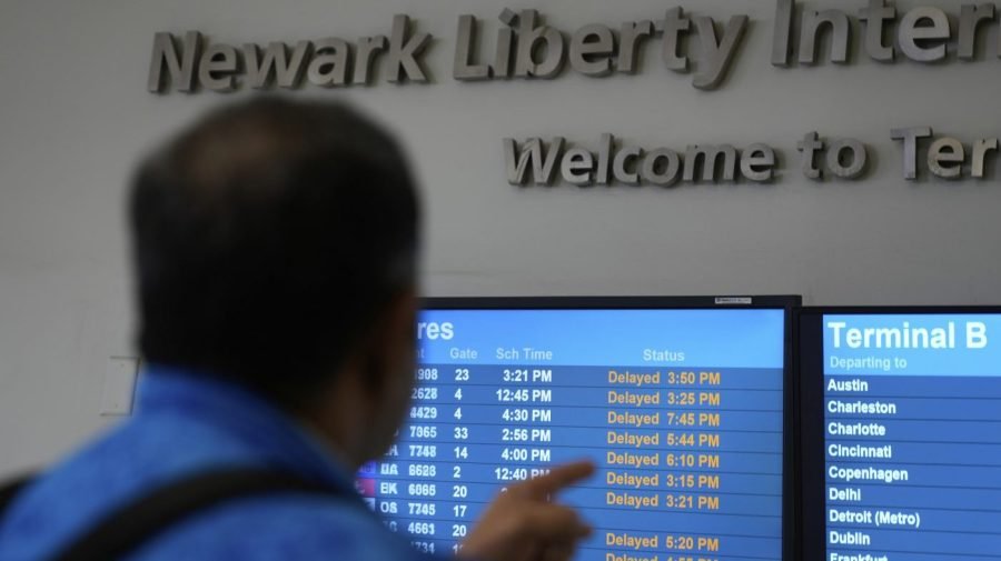 FAA to cut Newark flights to reduce congestion