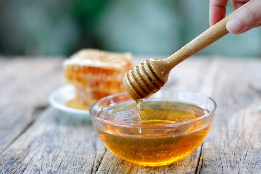 Does eating raw local honey actually help with allergies?
