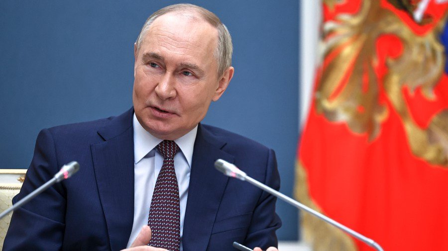 Trump set for critical phone call with Putin