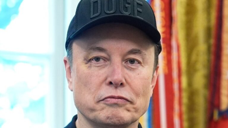 Musk appears in Oval Office with black eye