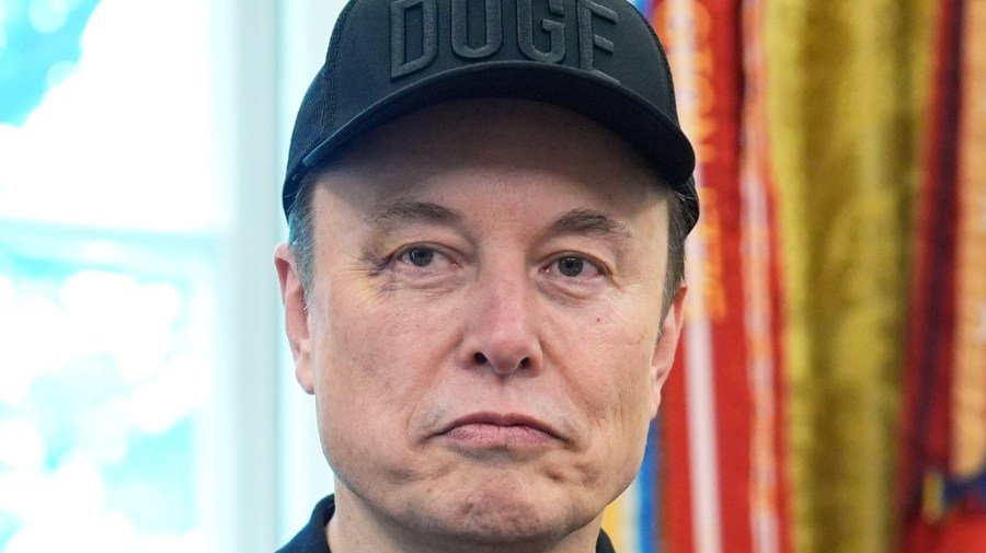 Musk appears in Oval Office with black eye