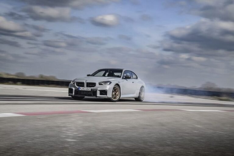 2026 BMW M2 CS Official Specs: 523 HP, Automatic Gearbox and Rear-Wheel Drive