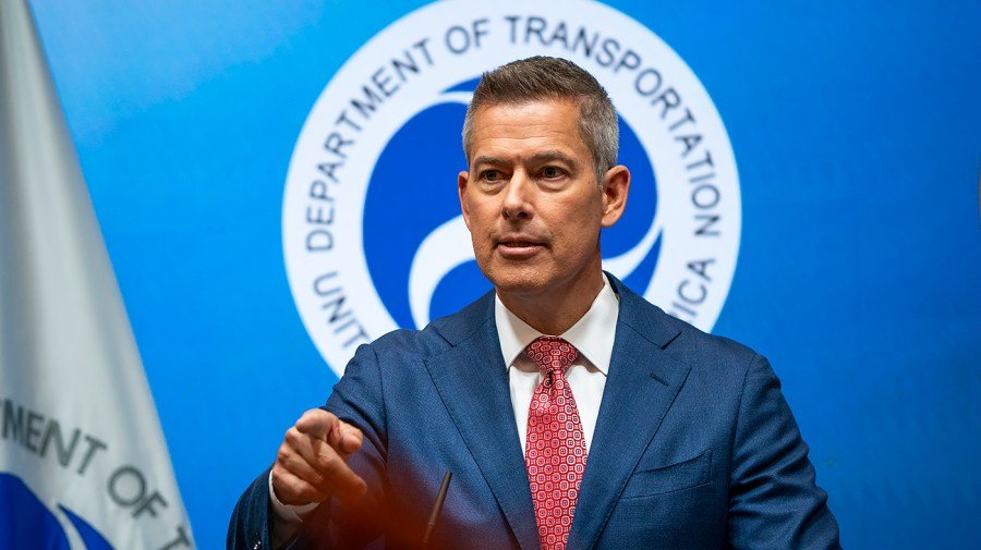 New controllers, runway planned for Newark airport: Duffy