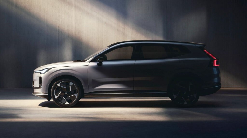 New XC70 SUV Will Be Volvo's First Extended-Range Plug-In Hybrid, With 124 Miles Of EV Range In China