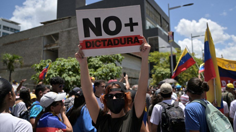 Trump administration asks Supreme Court to end protected status for 600,000 Venezuelans