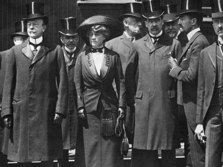 Mansions, parties, and fine dining: Vintage photos show how America's wealthiest business tycoons lived it up during the Gilded Age