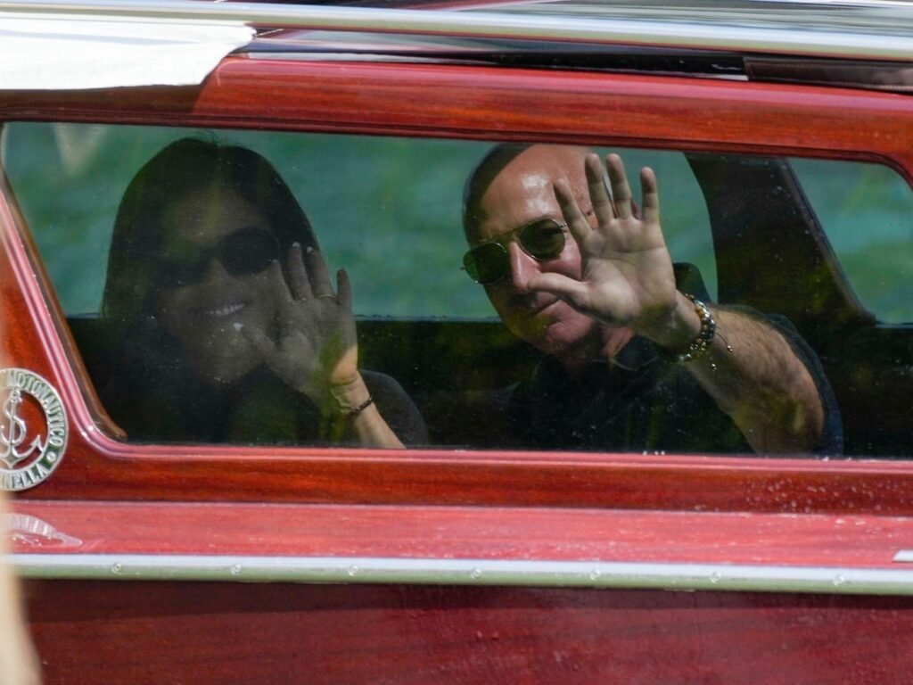 Photos show Jeff Bezos and Lauren Sánchez arriving in Venice for their wedding