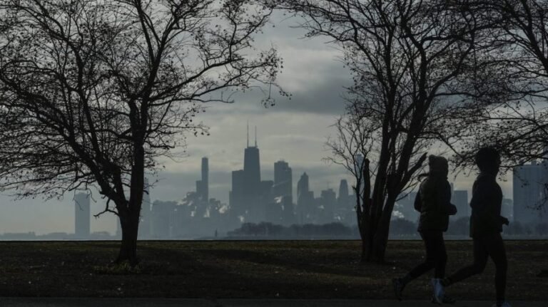 Chicago braces for added ICE agents as standoff with Trump continues