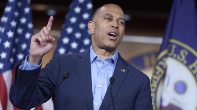 Jeffries all but dares Texas GOP to redraw district lines: ‘Careful what you wish for’