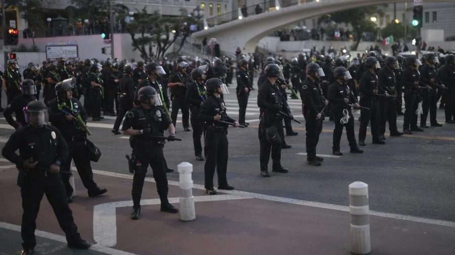 Troops in LA can detain individuals, general says