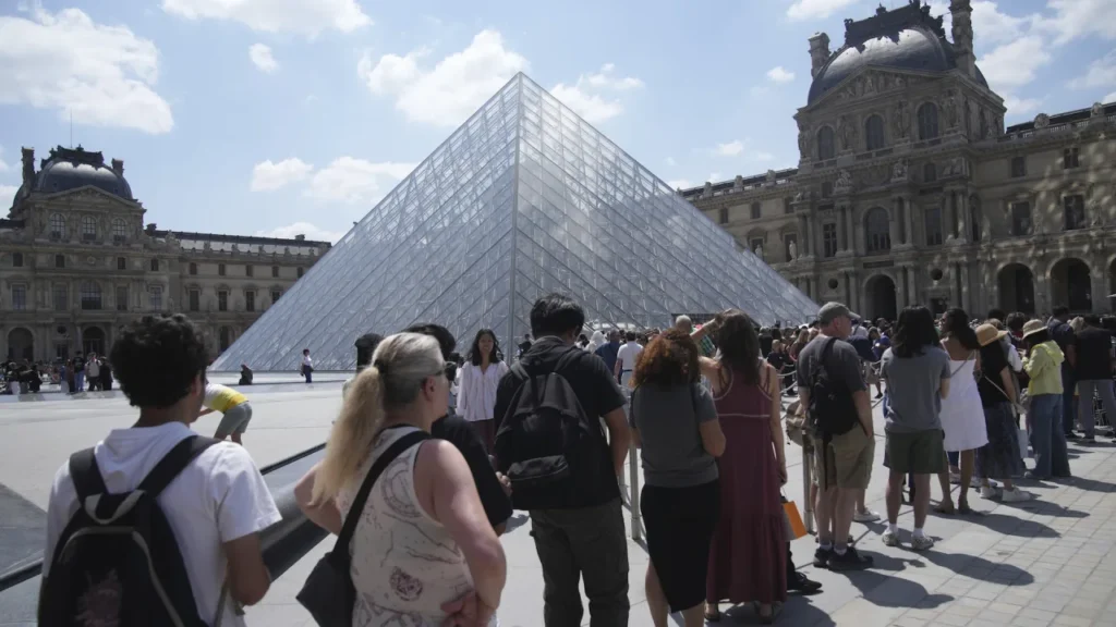 Louvre museum shuts down due to staff strike over mass tourism