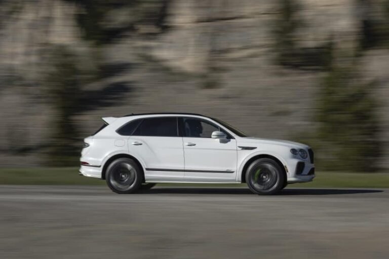 V8 or V12? The 2026 Bentley Bentayga Speed Challenges the Rolls-Royce Cullinan