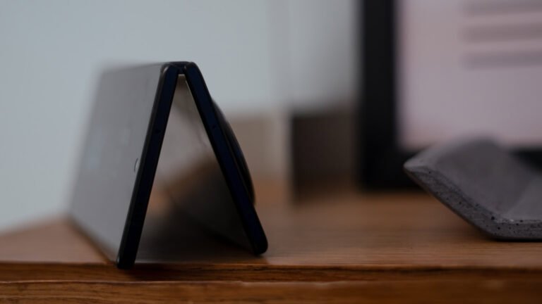 The impossible is happening: An Android phone will be compatible with Apple Watch