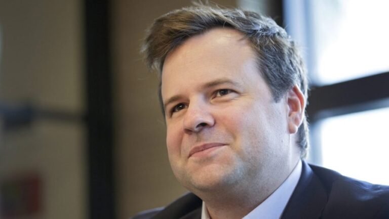 Fannie, Freddie oversight chief to Powell: Cut rates or resign