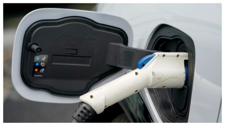 Trump signs measure to overturn California's EV mandate