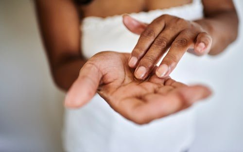 Would You Try “Vabbing”? TikTok’s Favorite DIY Perfume Trend Explained
