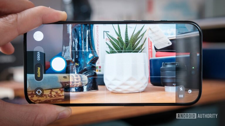 Dear Android OEMs: Please don’t copy Apple’s minimalistic camera app