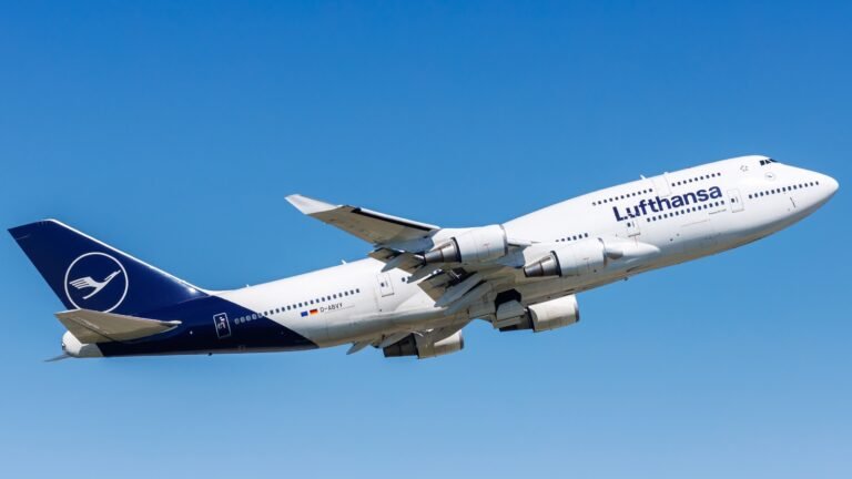 Ever Wondered Why The Boeing 747 Has That Hump Over The Cockpit?