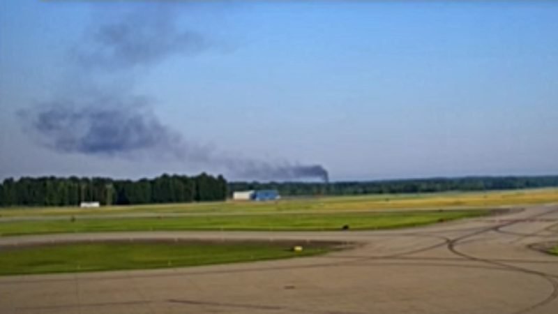 Small plane crashes behind Ohio home: authorities