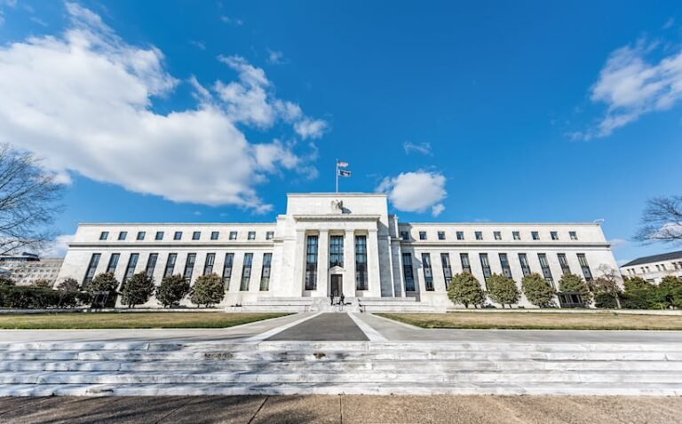BREAKING NEWS: Fed Keeps Rates Unchanged, Divided on Future Cuts