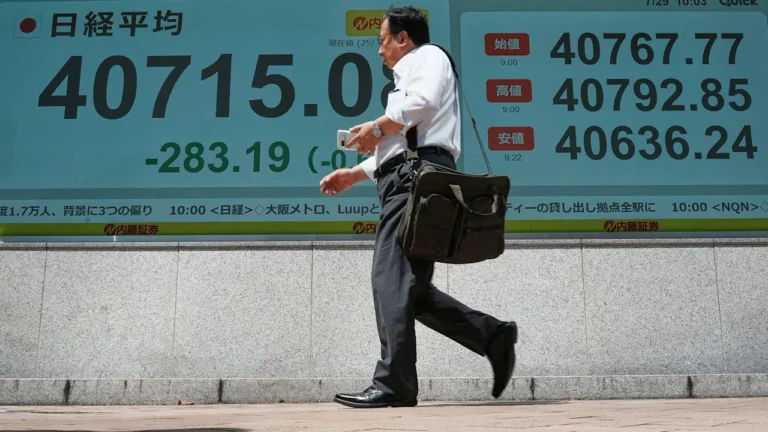 Global stocks mostly rise as U.S. continues trade talks with China